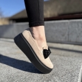 Bezowe-welurowe-Slipony-Damskie-z-ozdoba-LURSO-model-SARULE-LIGHT-BEIGE-skora-naturalna
