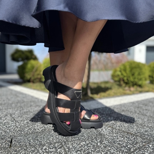 Czarne-Klapki-Damskie-LURSO-na-grubej-podeszwie-model-POGNO-BLACK-skora-naturalna (1).jpg