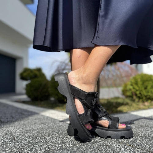 Czarne-Klapki-Damskie-LURSO-na-grubej-podeszwie-model-SORISO-BLACK-skora-naturalna (1).jpg