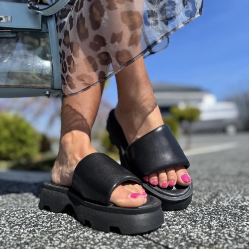 Czarne-Klapki-Damskie-LURSO-na-grubej-podeszwie-CALCI-BLACK-skora-naturalna (1).jpg