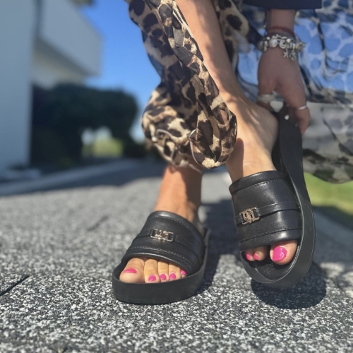 Czarne-Klapki-Damskie-ze-zlota-ozdoba-LURSO-model-STRA-BLACK-skora-naturalna (8).jpg