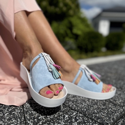 Blekitne-Klapki-Damskie-LURSO-model-FASANO-LIGHT-BLUE-skora-naturalna (1).jpg