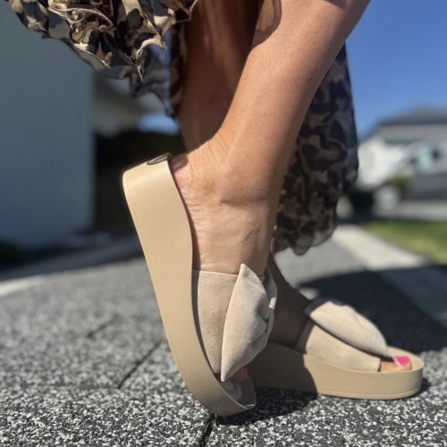 Bezowe-Klapki-Damskie-z-duza-kokarda-LURSO-model-CERRETO-BEIGE-skora-naturalna (1).jpg