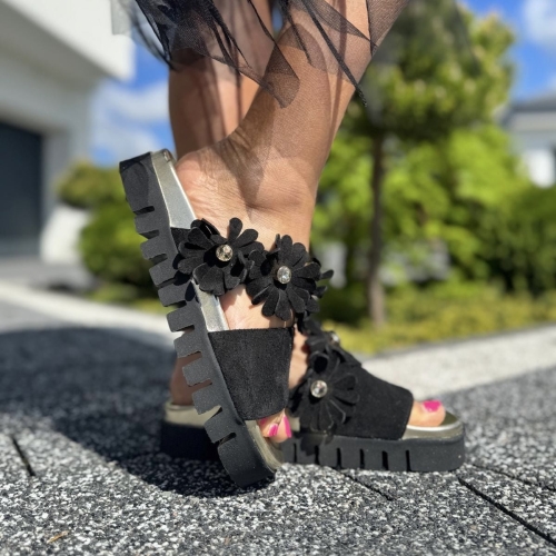 Czarne-Klapki-Damskie-z-kwiatami-LURSO-model-VICO-BLACK-skora-naturalna (7).jpg