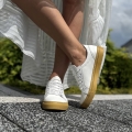 Biale-Trampki-Damskie-na-plaskiej-musztardowej-podeszwie-LURSO-model-GISELLE-WHITE-MUSTARD-skora-naturalna (1).jpeg
