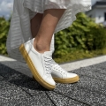 Biale-Trampki-Damskie-na-plaskiej-musztardowej-podeszwie-LURSO-model-GISELLE-WHITE-MUSTARD-skora-naturalna (14).jpeg