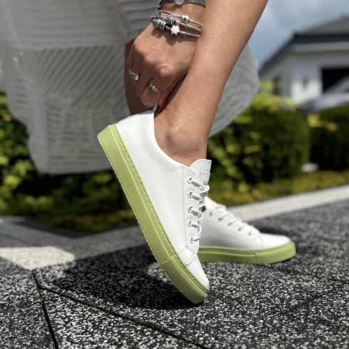 Biale-Trampki-Damskie-na-zielonej-podeszwie-LURSO-model-DESIREE-WHITE-GREEN-skora-naturalna (1).jpeg