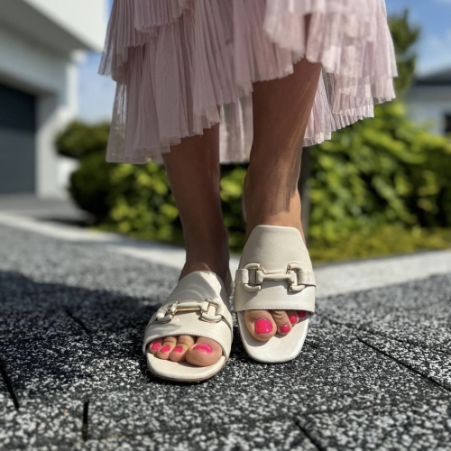 Bezowe-Klapki-Damskie-z-ozdoba-model-LEIVI-BEIGE-skora-naturalna (5).jpeg
