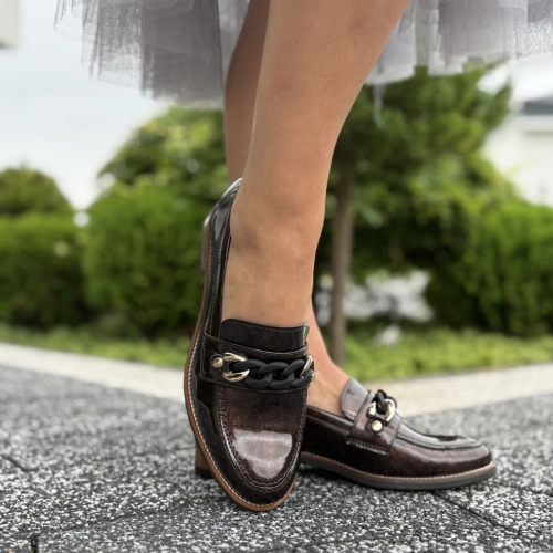 Brazowe-lakierowe-Mokasyny-Damskie-z-ozdobnym-lancuszkiem-LURSO-model-SUPINO-BROWN-skora-naturalna (1).jpg