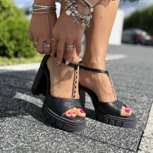 Czarne-Sandaly-Damskie-ze-zlotymi-ozdobami-LURSO-model-LEAH-BLACK-skora-naturalna (2).jpeg