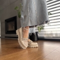 Bezowe-Mokasyny-Damskie-ze-zlota-ozdoba-LURSO-model-ADDA-BEIGE-skora-naturalna (1).jpeg