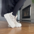 Bezowe-Sneakersy-Damskie-z-ozdobnymi-oczkami-MARTINI-BEIGE-skora-naturalna (16).jpeg