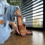 Jasnobrązowe Klapki Damskie na płaskiej podeszwie LURSO model VITERBO BROWN skóra naturalna