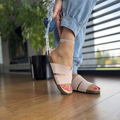 Bladorozowe-Klapki-Damskie-na-fusbecie-LURSO-model-ACRI-LIGHT-PINK-skora-naturalna (1).jpeg