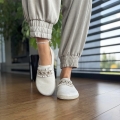Jasnobezowe-Slipony-LURSO-z-ozdoba-typu-barefoot-model-LULA-BEIGE-skora-naturalna (10).jpeg