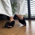Czarne-zamszowe-eleganckie-Klapki-Damskie-z-duza-kokarda-LURSO-model-SOPRA-BLACK-skora-naturalna (2).jpeg