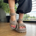 Ciemnobezowe-Sandaly-Damskie-LURSO-na-flatforms-model-ALLEIN-TAUPE-skora-naturalna (12).jpeg