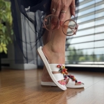 Białe Klapki Damskie z ozdobą model LAURE WHITE skóra naturalna