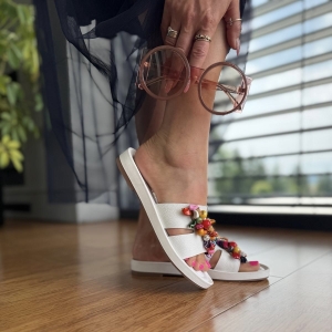 Białe Klapki Damskie z ozdobą model LAURE WHITE skóra naturalna