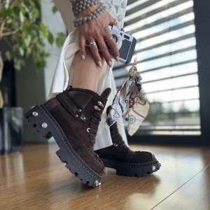 Brązowe Traperki Damskie z metalowymi aplikacjami model TORI CHOCO skóra naturalna