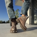 Ciemnobezowe-Traperki-Damskie-z-metalowymi-aplikacjami-model-TORI-TAUPE-skora-naturalna (2).jpeg