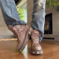 Ciemnobezowe-Traperki-Damskie-z-metalowymi-aplikacjami-model-TORI-TAUPE-skora-naturalna (7).jpeg