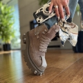Ciemnobezowe-Traperki-Damskie-z-metalowymi-aplikacjami-model-TORI-TAUPE-skora-naturalna (16).jpeg