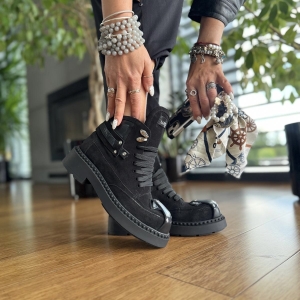 Czarne Traperki Damskie z metalowymi aplikacjami model BOLTO BLACK skóra naturalna