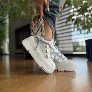 Biały Sneackers Damski LURSO z niebieską sznurówką model TRANI WHITE BLUE skóra naturalna