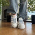 Bialy-Sneackers-Damski-LURSO-z-niebieska-sznurowka-model-TRANI-WHITE-BLUE-skora-naturalna (18).jpeg