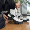 Biale-Traperki-Damskie-nad-kostke-z-dopinana-tasma-ozdobna-model-YOLANDE-WHITE-skora-naturalna (5).jpeg