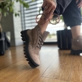 Ciemnobezowe-Traperki-Damskie-do-kostki-model-RACHEL-TAUPE-skora-naturalna (6).jpeg