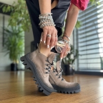 Ciemnobeżowe Traperki Damskie do kostki z ozdobną taśmą model ROSE TAUPE skóra naturalna