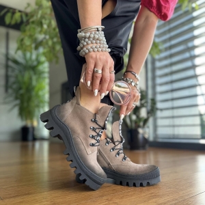 Ciemnobeżowe Traperki Damskie do kostki z ozdobną taśmą model ROSE TAUPE skóra naturalna