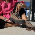 Ciemnobezowe-Traperki-Damskie-do-kostki-z-ozdobna-tasma-model-ROSE-TAUPE-skora-naturalna (18).jpeg