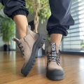 Ciemnobezowe-Traperki-Damskie-do-kostki-z-ozdobna-tasma-model-ROSE-TAUPE-skora-naturalna (25).jpeg