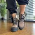 Ciemnobezowe-Traperki-Damskie-do-kostki-z-ozdobna-tasma-model-ROSE-TAUPE-skora-naturalna (27).jpeg